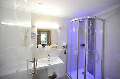 Großes Bad in der neuen Suite Hotelbadezimmer in Bodenmais am Arber